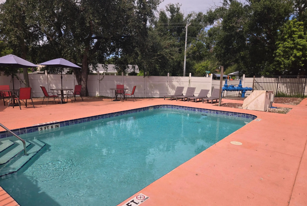 Days Inn & Suites by Wyndham Tampa/Raymond James Stadium