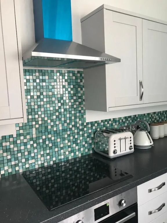 "Eastville Court Rhyl" by Greenstay Serviced Accommodation - A Cosy 2 Bedroom Bungalow with Parking, Dog Friendly, Close To Beaches, Shops & Restaurants - Ideal for Families, Friends, Couples & Business Travellers