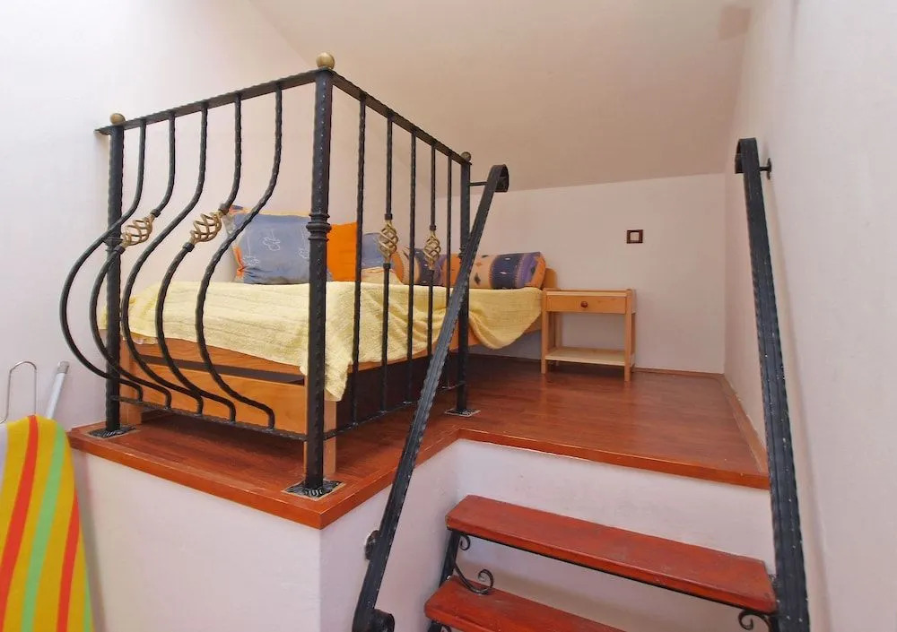 Apartment 1077