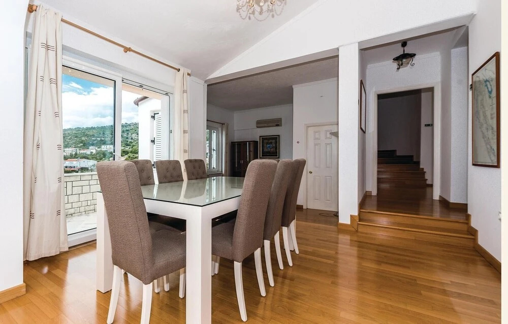 Beautiful Home in Primosten With Wifi and 6 Bedrooms