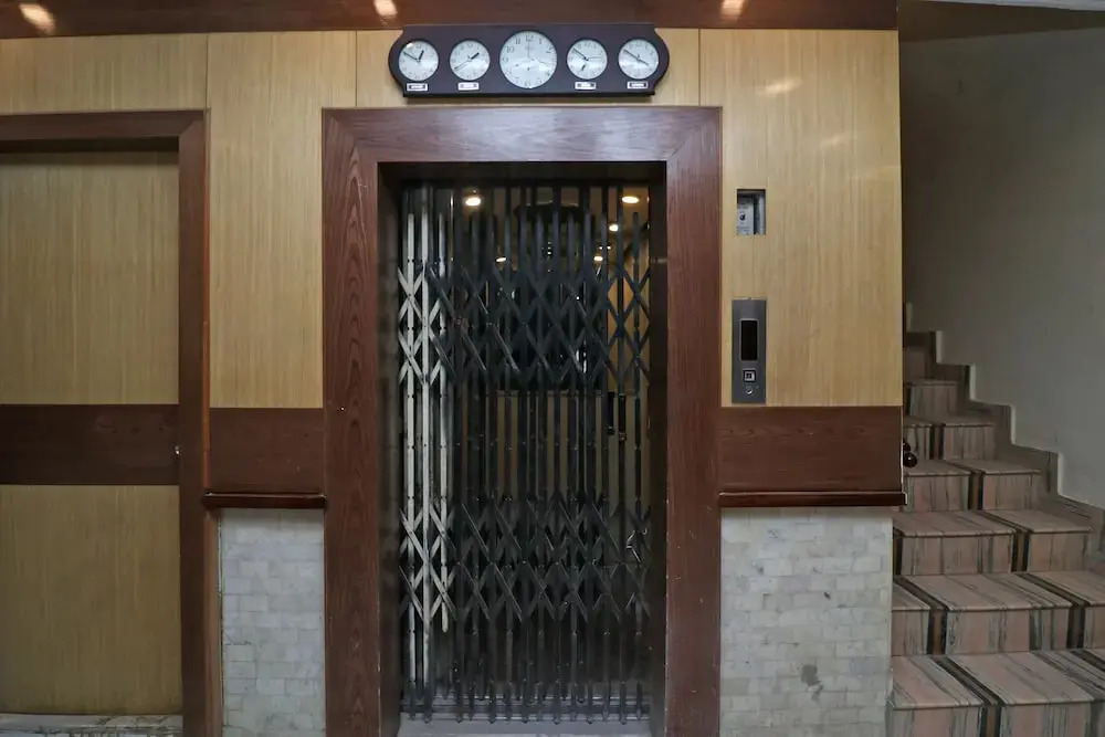 OYO Flagship 19301 Mezbaan International Naka Hindola
