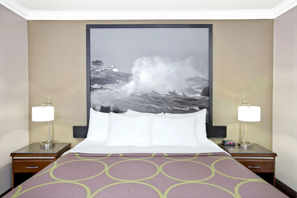 Super 8 by Wyndham Los Angeles-Culver City Area