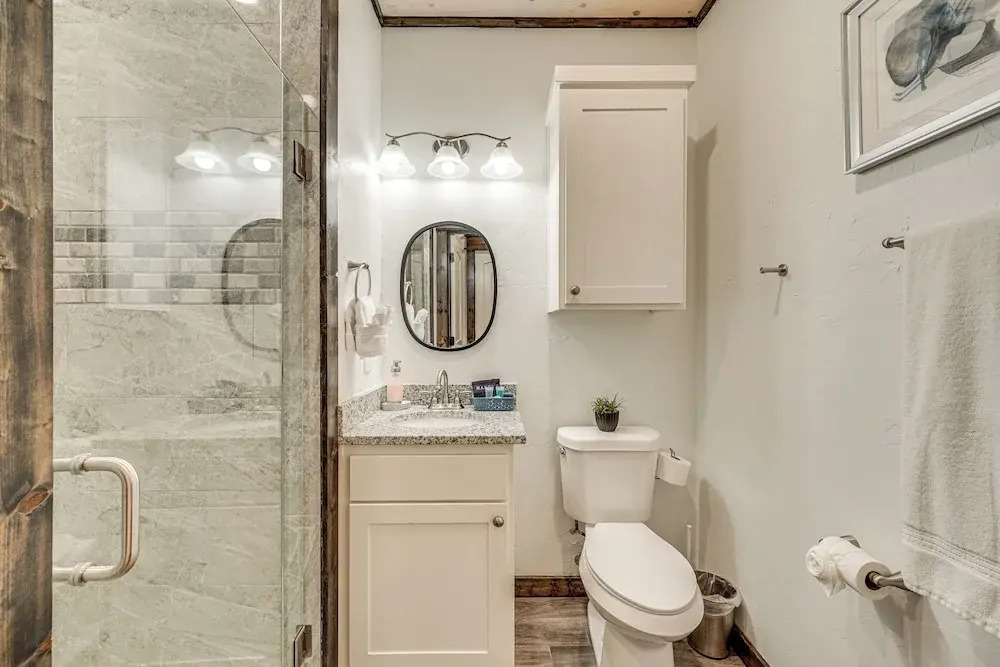 Modern, Luxe Cabin in Broken Bow w/ Hot Tub!