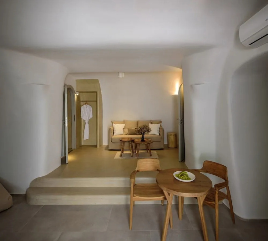 Oia Treasures Art Suites