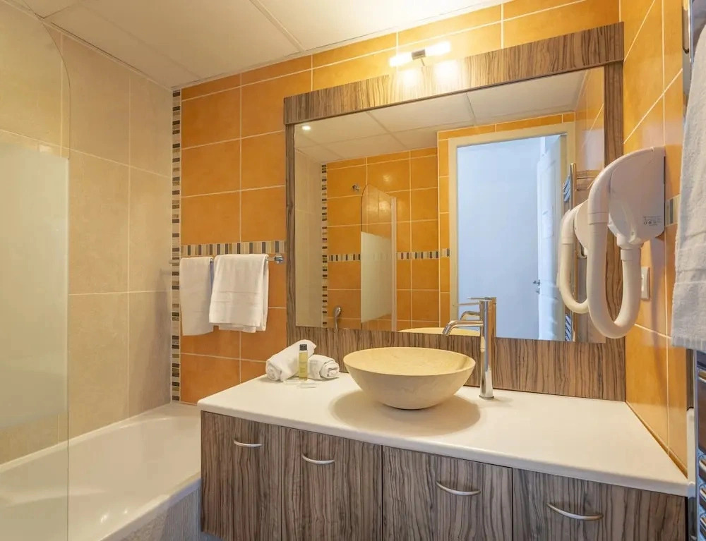 Retreat for 2 Near Lake Saint-cassien