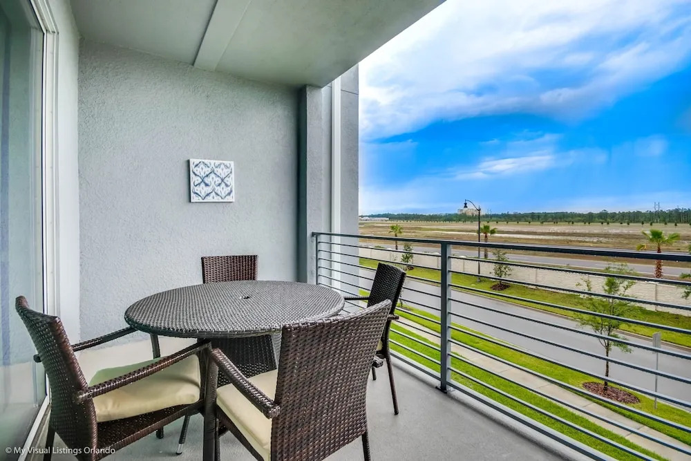 4714ct Amazing Story Lake Brand New Condo