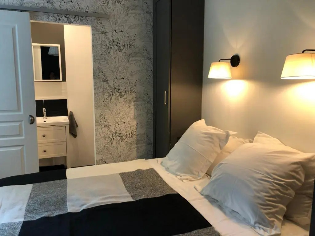 Charmant Gîte Familial Rénové avec 3 Chambres, Cheminée et Jardin, Proche Le Mans - FR-1-410-332