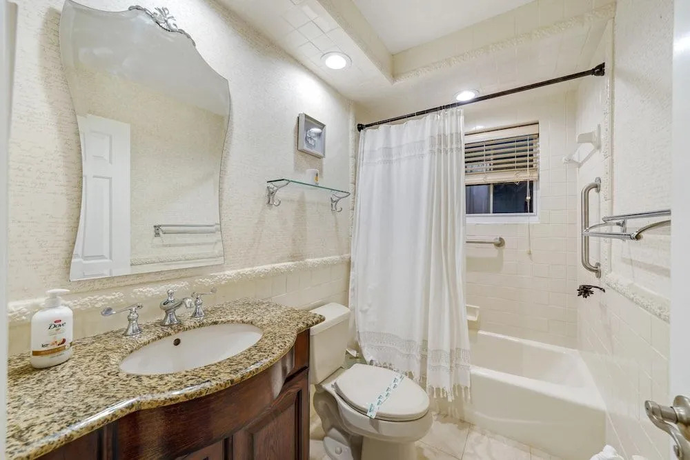 22 salt water pool home with king beds