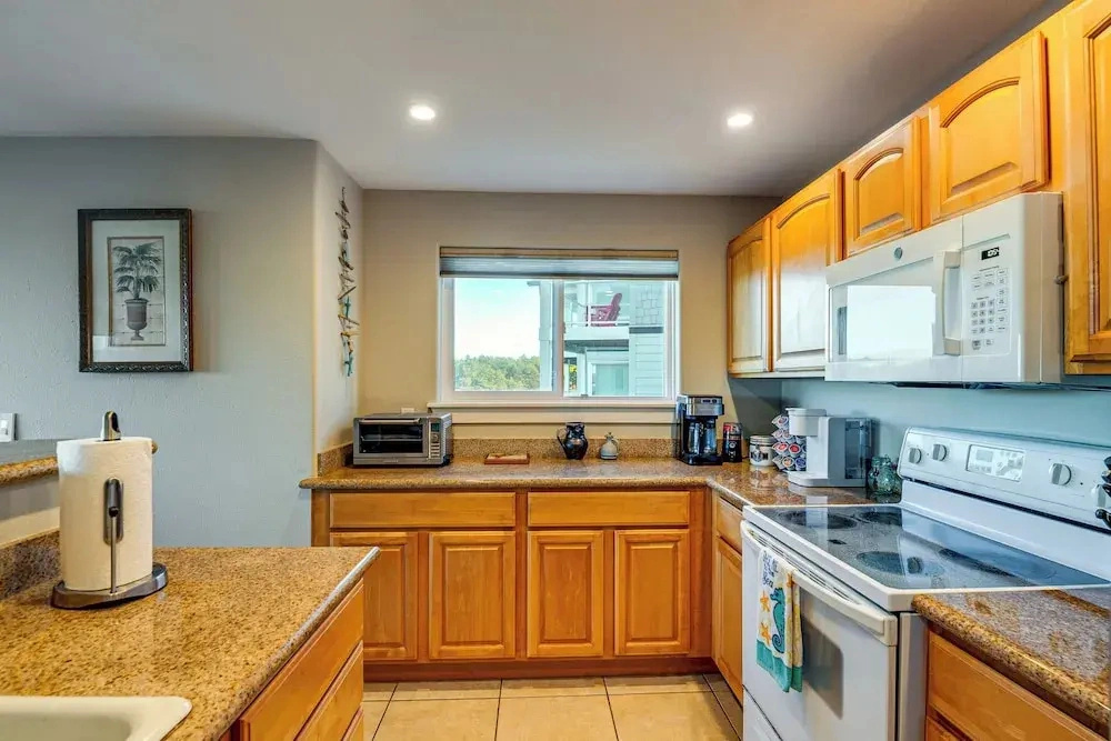 Beach Access & Community Perks! Westport Hideaway