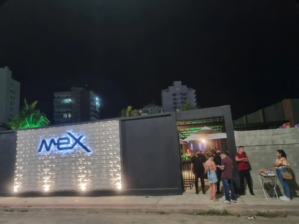 Apartamento FRENTE PARA 0 MAR - PÉ NA AREIA - 3 SUITES COM AR CONDICIONADO, 2- VAGAS DE GARAGEM - FINAMENTE DECORADO - PRAIA DO MORRO-INTERNET -WI-FI -TV COM SERVIÇOS DE DISNEY PLUS - NETFLIX -HBO MAX -STAR MAX - JOGOS AMAZON FIRE STICK - ALEXIA