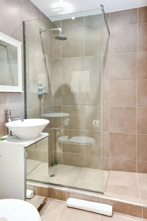 Large 4BR House in S.W. London - Sleeps 10!