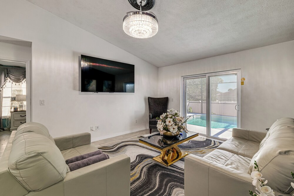 5 Mi to Disney: Renovated Group Getaway, Game Room