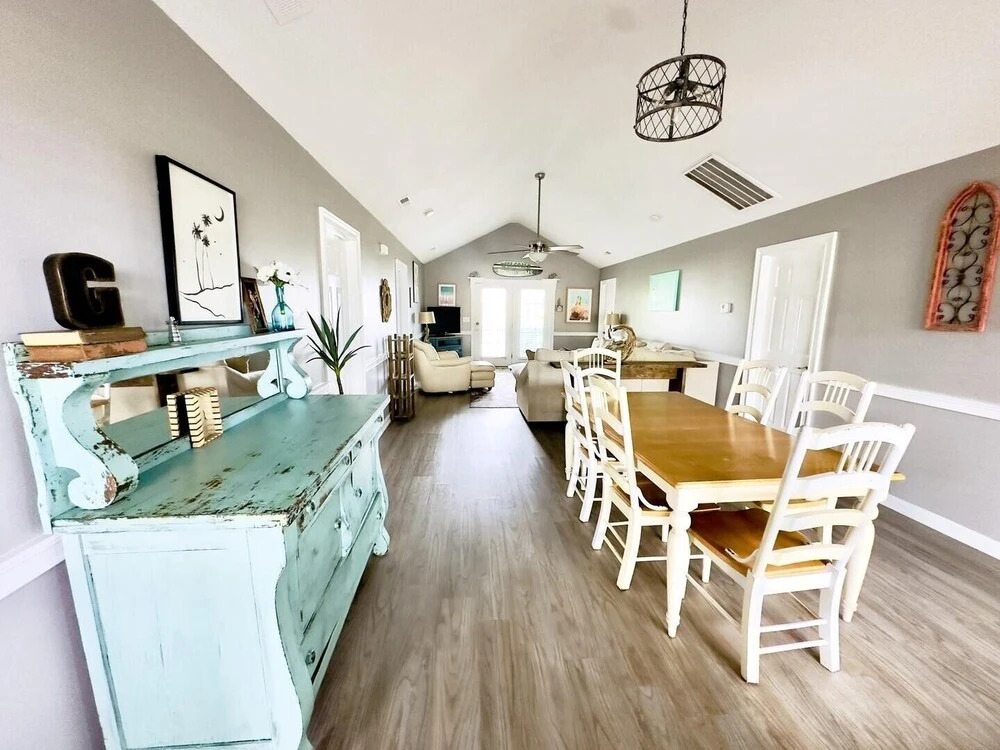 Casa De Verde 4 Bedroom Home by RedAwning