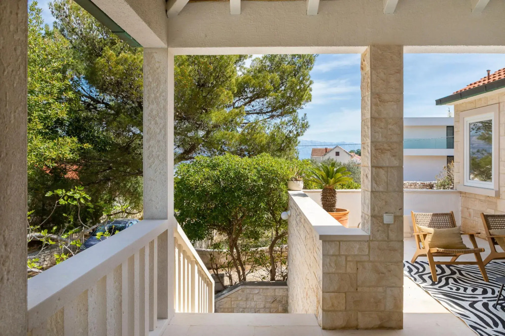 Sina in Splitska with 4 bedrooms and 3 bathrooms