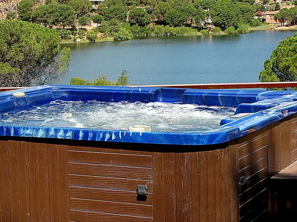 LAS CABAÑAS DEL LAGO más pase piscina las 2 columnas Del 1 junio 2026 al 30 agosto 2026