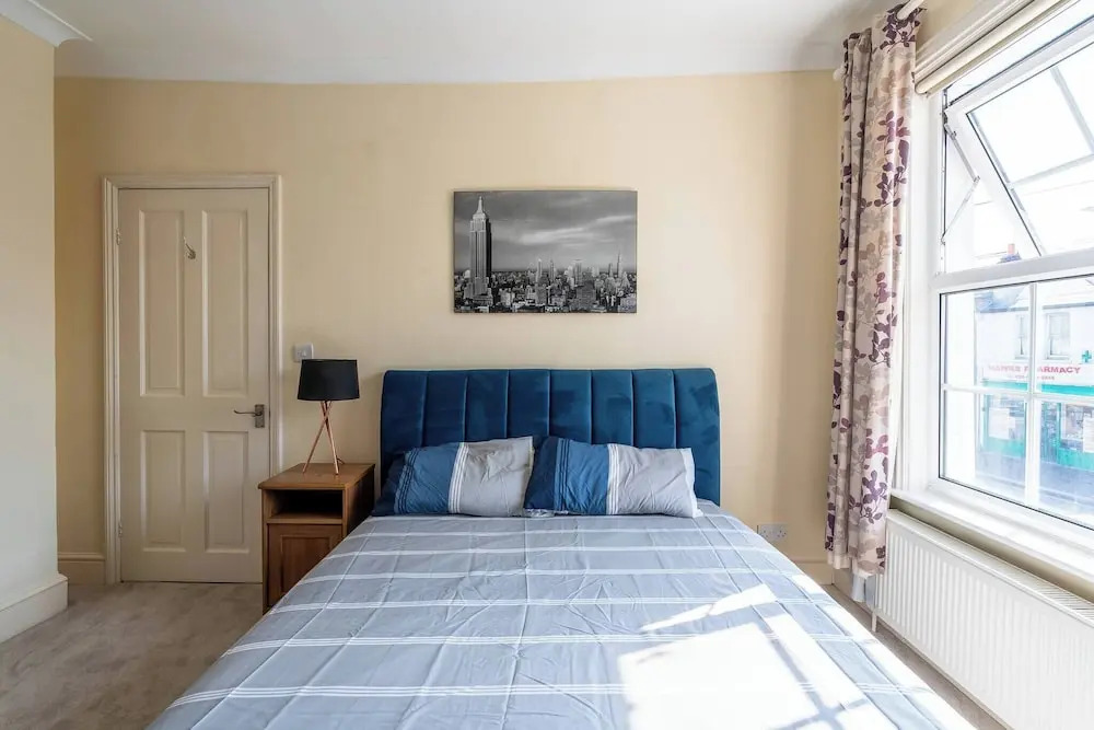 Elegant 3BR Victorian Retreat, Free Parking