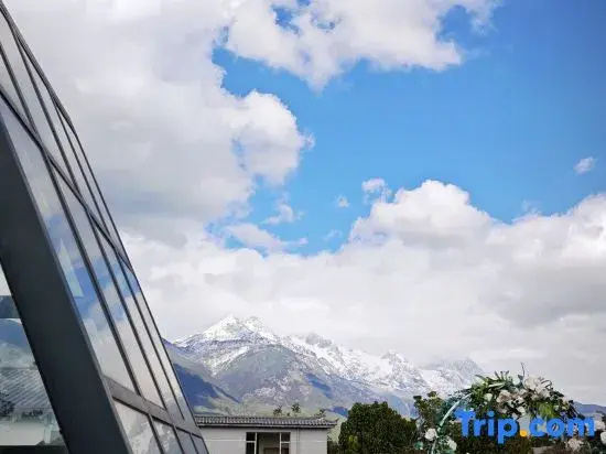 Watch the mountains with you·Designer 180° view of the snow-capped mountains