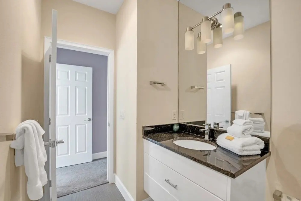 1511retreat 3 Bedroom Townhouse by Redawning