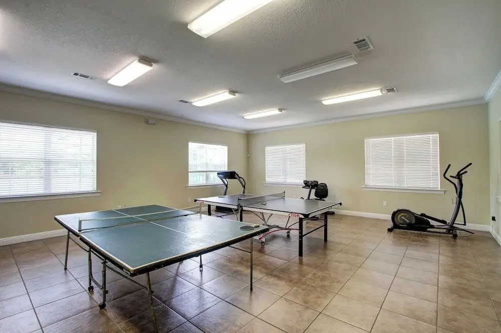 Cute Little Cottage! Perfect Getaway! 2 Pools! Sleeps 4!