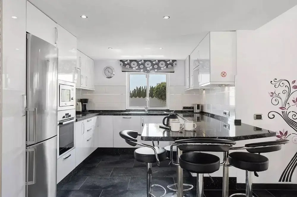 Exceptional 3 Bed Villa Malpas sleeps 6 h pool