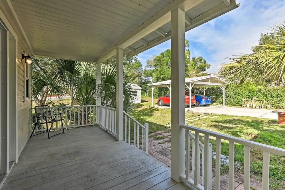 Haines City Studio: Walk to Shopping & Dining!
