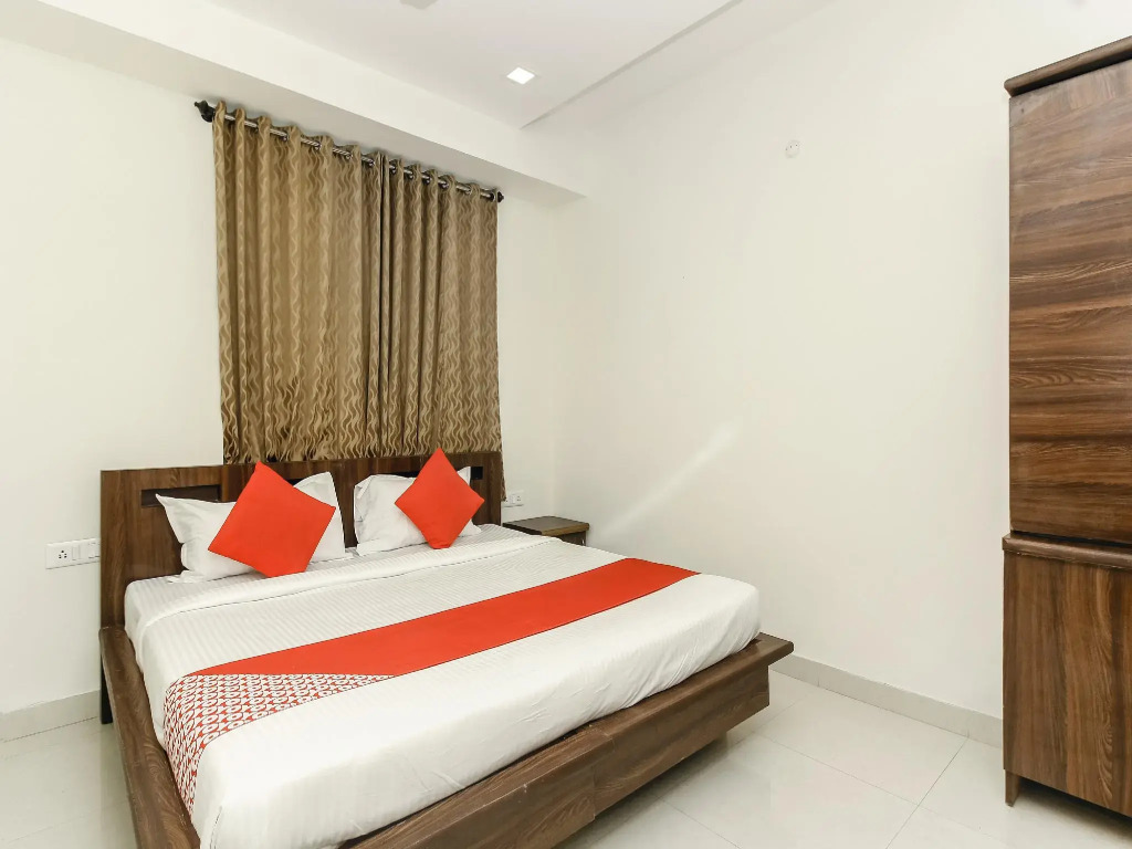 Capital O HYD756 Hotel Green Leaf