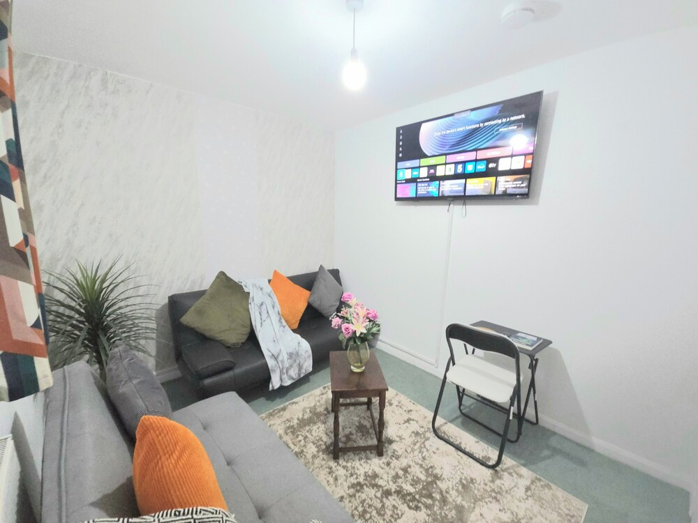 House Sleeps 14 With Enclosed Garden
