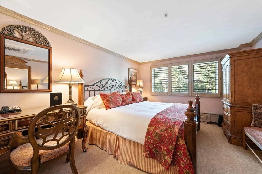 Cozy 2 Bedroom Slopeside Mountain Residence in Vail Village Just Steps From Gondola 1