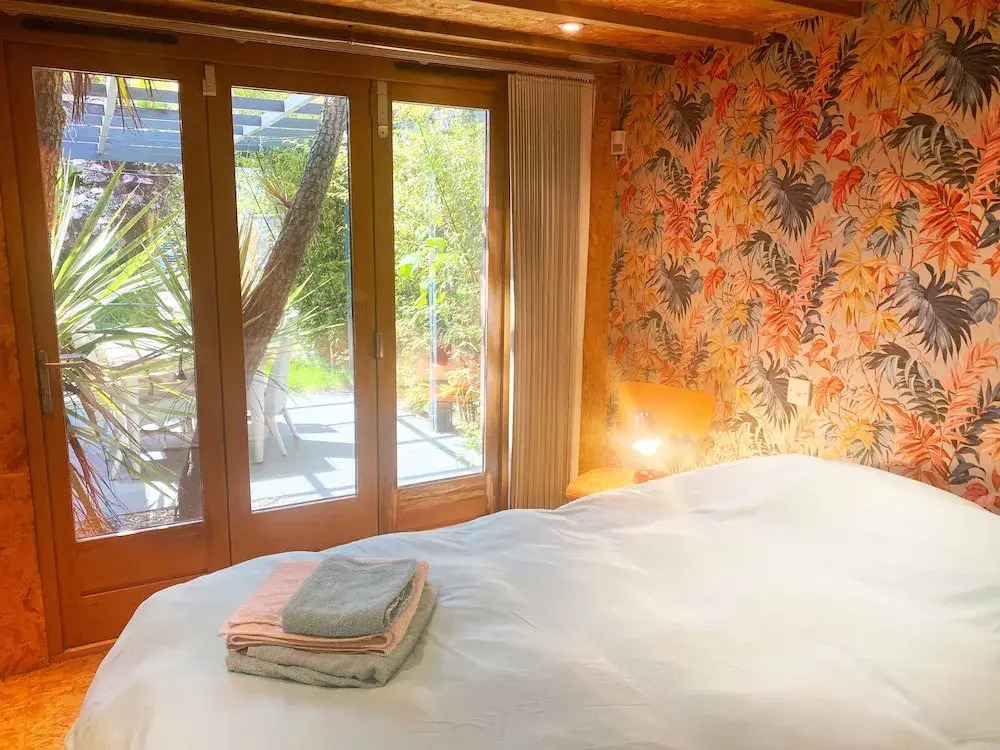 Zen Garden Cottage - Sleeps 2 - Patio & Parking