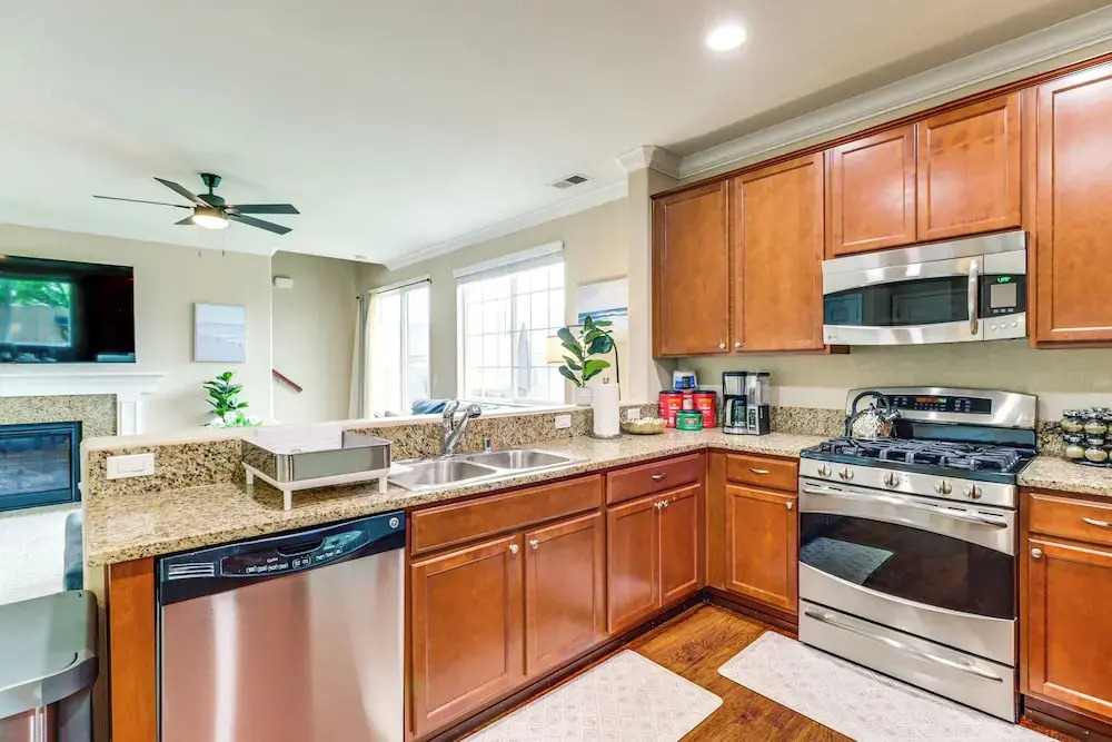 6 Mi to Dtwn Reno: Mtn-view Retreat w/ Fireplace!