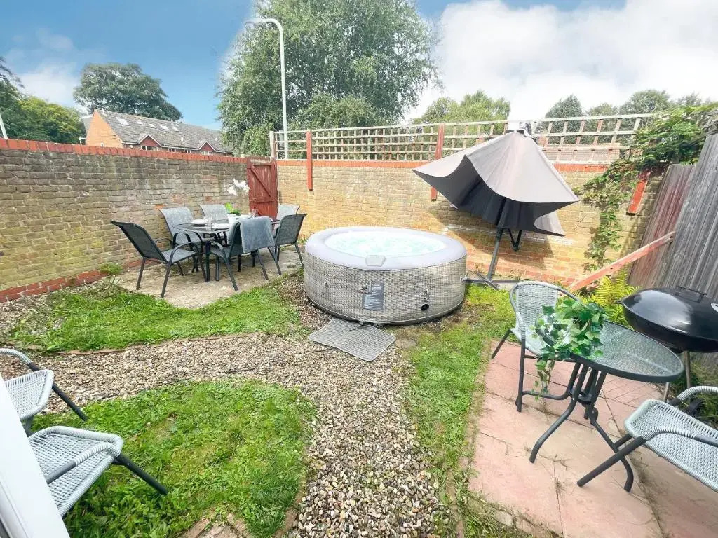 Canterbury Modern 6 Bedroom House with Hot Tub