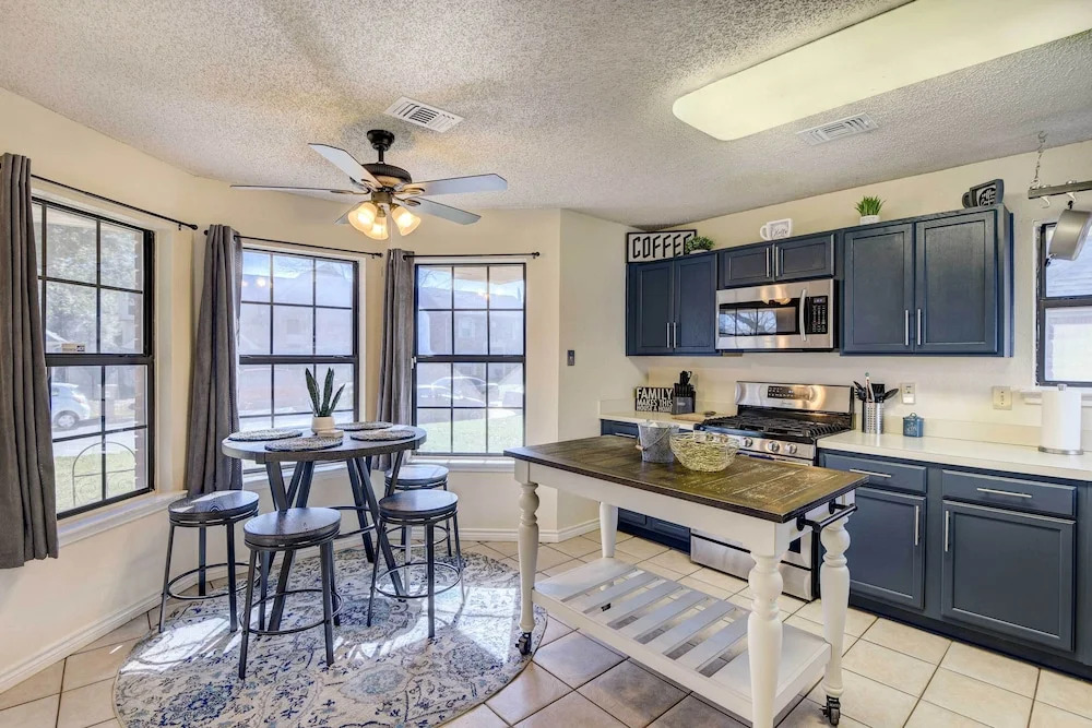 4 Mi to Joe Pool Lake: Home in Grand Prairie
