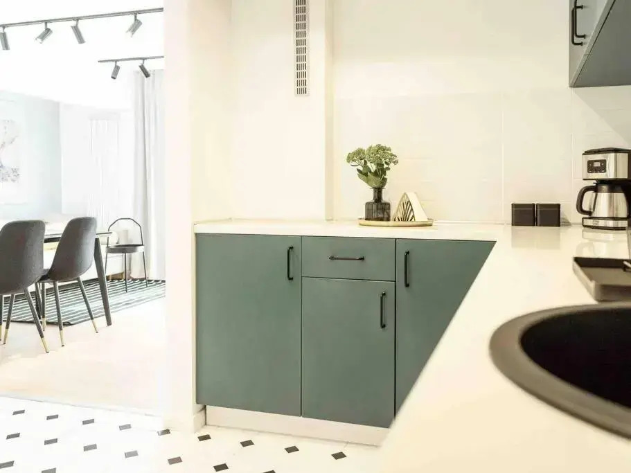 Bright 2BR Apartment - Top Location - City Balcony