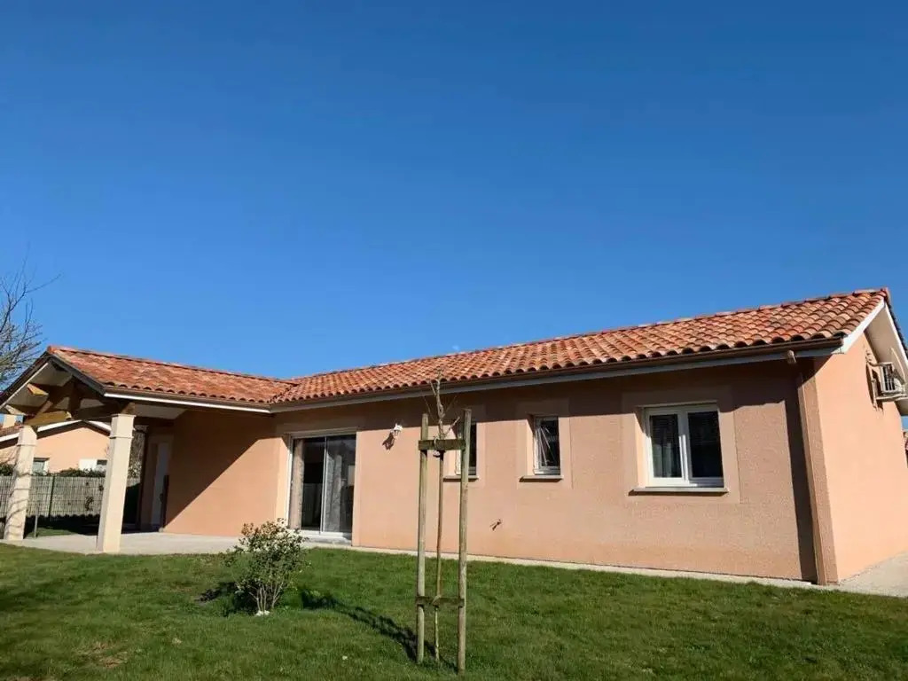 Maison Confortable avec Clim, Terrasse et Jardin - 6 Pers, Proche Lac et Plages - FR-1-319-425