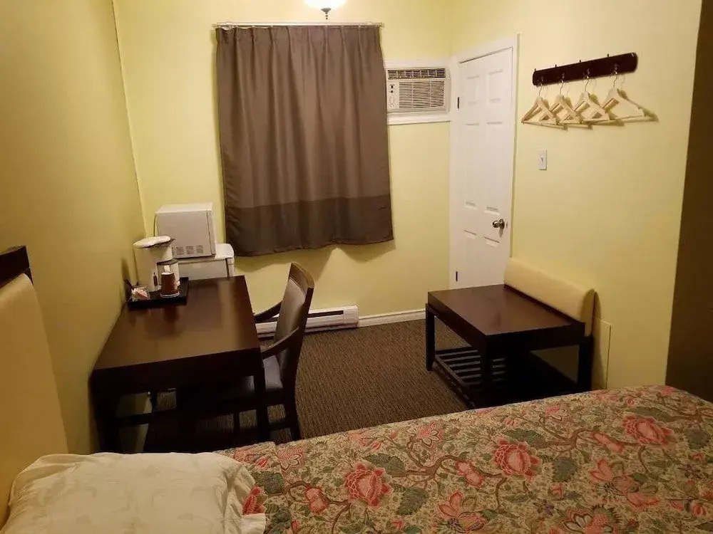 7 West Motel