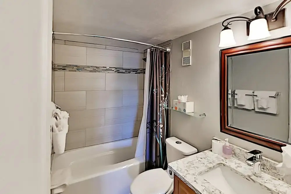 Top-floor Treehouse W/ Pool & Hot Tubs 2 Bedroom Condo