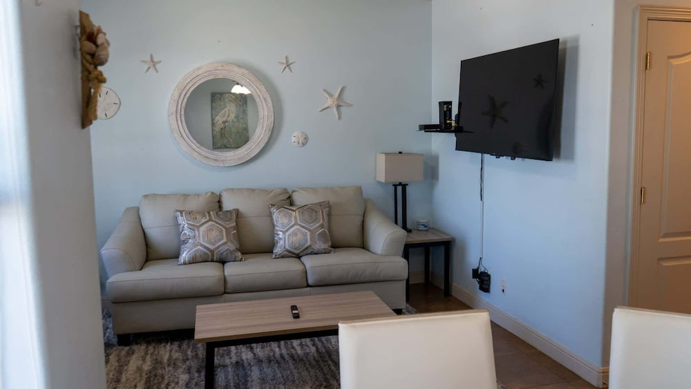 Near Beach Retreat - Ground Floor - Pool - Walk To All 2 Bedroom Apts