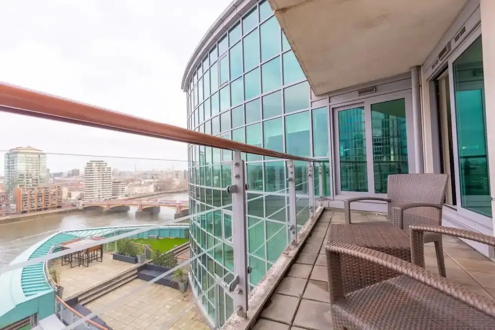 Gorgeous 3 Bedroom Flat in Vauxhall With City Views