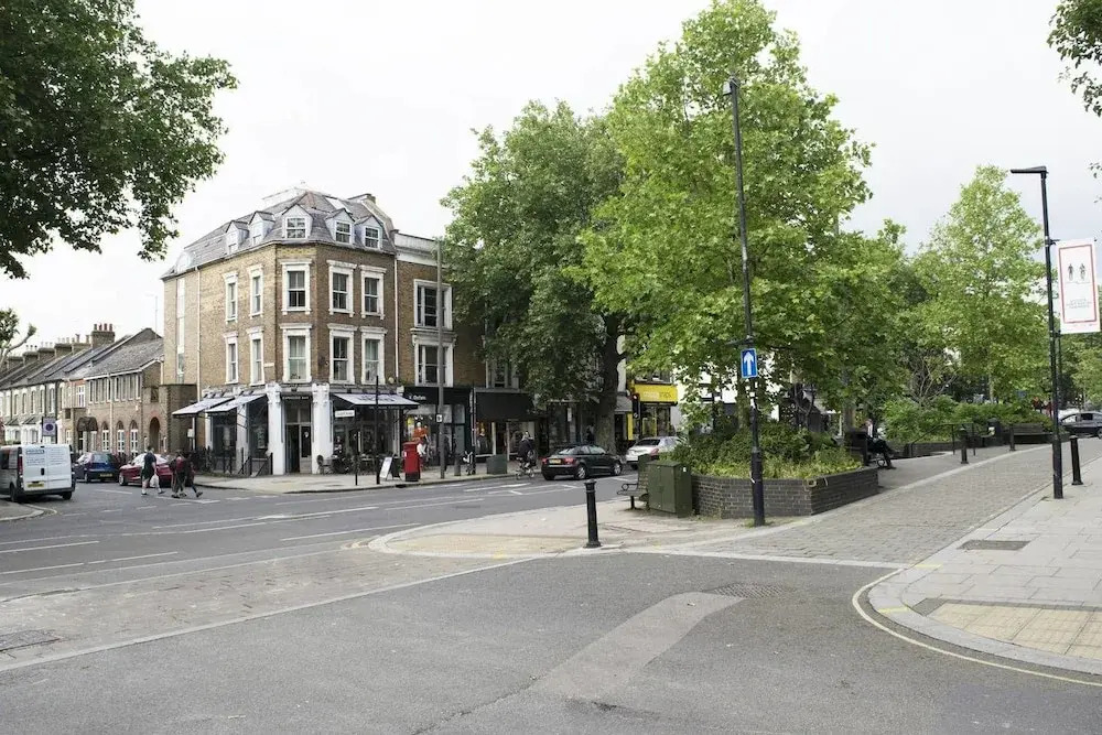 Trendy 2BR Home in Heart of Chiswick, 4 Guests!