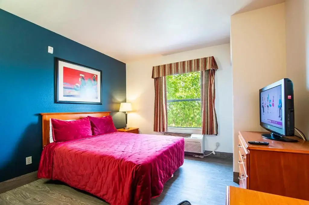 The Vistas 119 Modern studio with full kitchen 1st floor great location