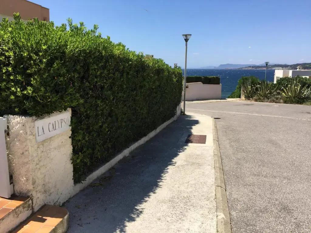 T2 de 33 m2 plus terrasse de 20m2 vue sur mer climatisé à 10 secondes chrono à pied de la plage , mer et sentier du littoral Résidence marina cap négre Six-Fours-les-Plages