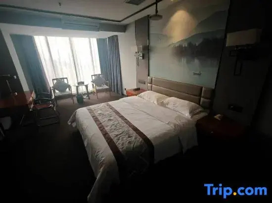 Yicheng Zhilu Hotel (Luohe Stadium)