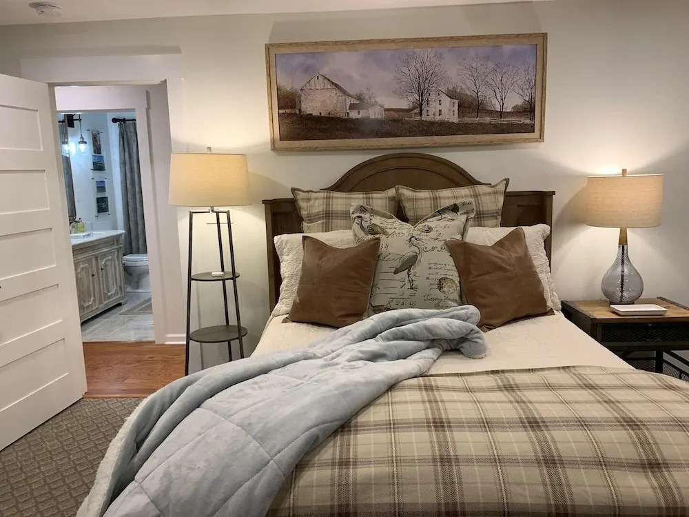 Five-star Historic Boyd Harvey Carriage House 2 Bedroom Home by RedAwning