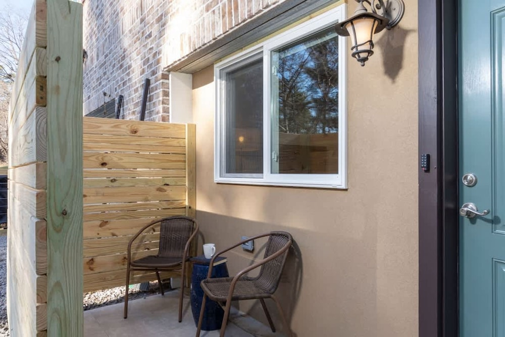 Eco-luxe 1bdr w Patio Free Tix Near Biltmore