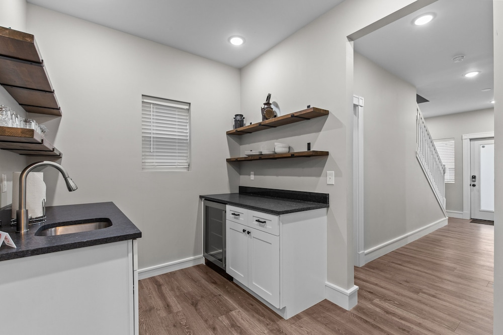 3323: Uptown Elegant Escape by JZ Vacation Rentals