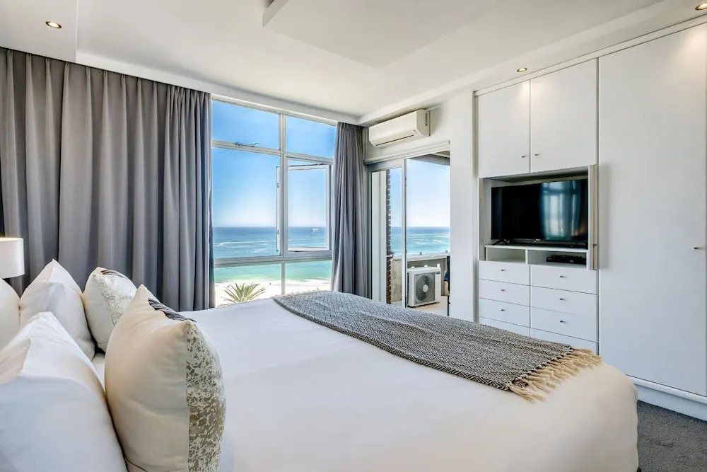 Camps Bay Beachside 2bed w Sea View Cloud 9