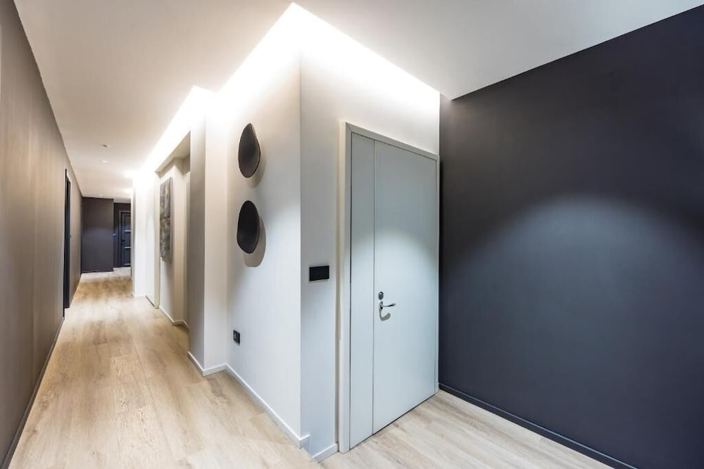 MH SUITES Plebiscito