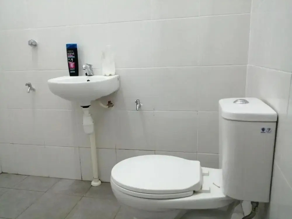 Comfortable Family Room for 4 People in Kuching With Ac - Amida Point Services