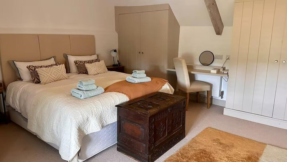 Stunning 6 Bedroom Riverside Barn Cotswold Mill