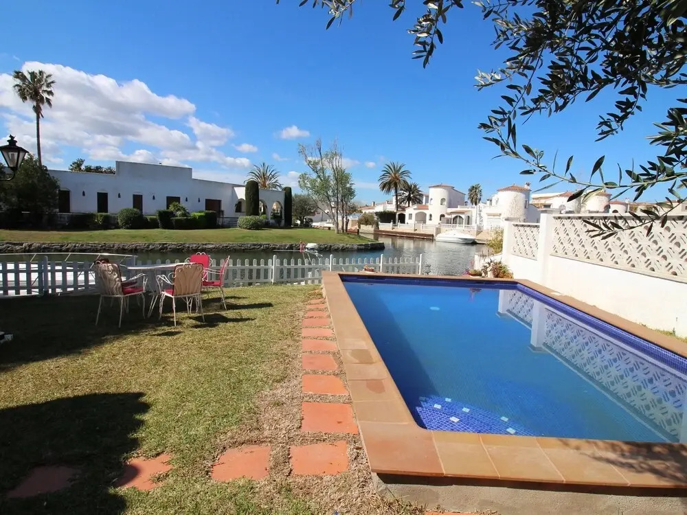 Majestic Holiday Home in Empuriabrava With Private Swimming Pool, Garden and Mooring